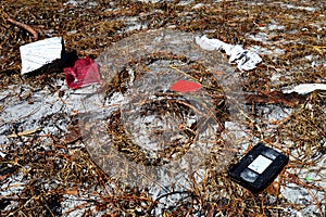 Nastro un prossimo detriti soffiato sul Spiaggia dopo uragano 