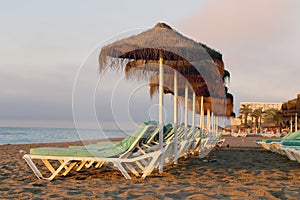 Playa sala sillas a Playa un paraguas sobre el solitario arenoso Playa 
