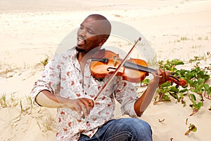 Spiaggia un musicista ritratto 