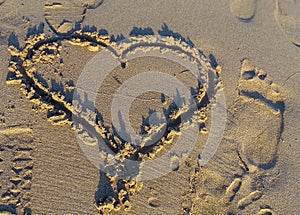 beach, particular, a heart drawn on the beach destined to vanish with the arrival of a wave.