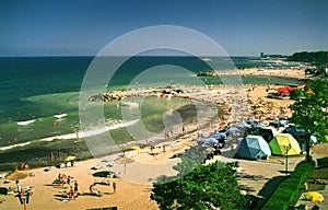 Playa centro sobre el negro el mar 