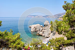 Spiaggia fra rocce un il mare 