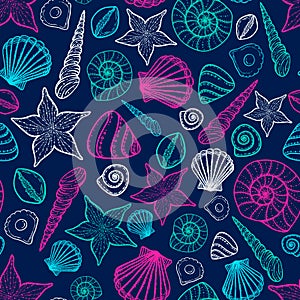 Beach Seashell Pattern. Vector seamless pattern with seashells doodle style.