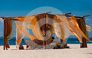 Playa balneario masaje una carpa sobre el caribe Playa 