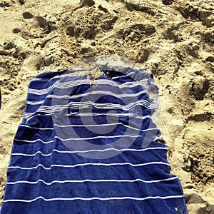 Spiaggia Asciugamano sul affrescare sabbia 