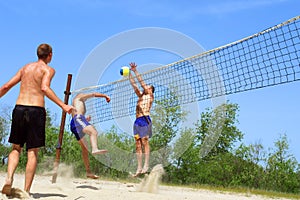 Beach volley - fight at net