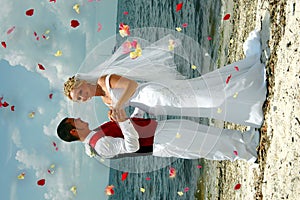 Pláž svadba hádzanie kvety 