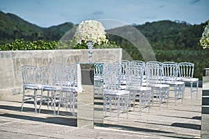 Beach wedding venue setup with roses and white flower on the mirror box vase decoration