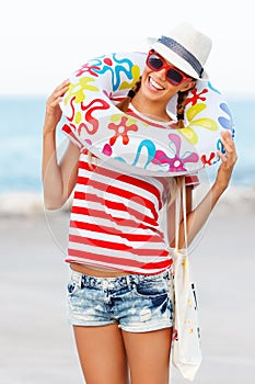 Spiaggia una donna Contento un colorato logorante occhiali da sole un Spiaggia un cappello con estate divertimento durante viaggio vacanza vacanza 
