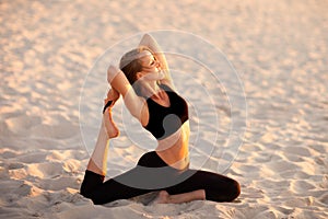 Pláž jóga zasedání podle lesk more 