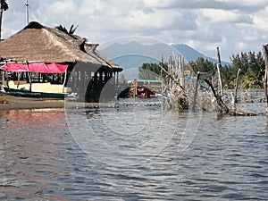 Beachside hut with mountains behind _ choza en la playa con montaÃ±as detras