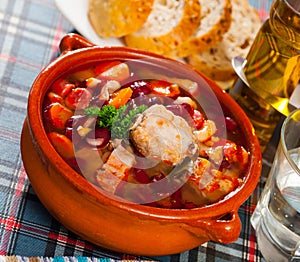 Beans stewed with pork