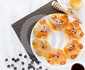 Bear buns. Ridiculously adorable pull-apart bear shaped milk bread rolls. Cute and kawaii Japanese style food art