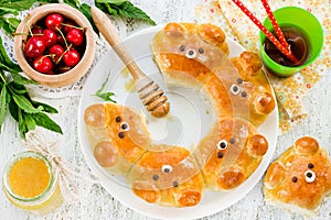 Bear buns. Ridiculously adorable pull-apart bear shaped milk bread rolls. Cute and kawaii Japanese style food art