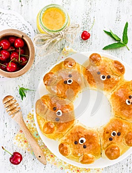 Bear buns. Ridiculously adorable pull-apart bear shaped milk bread rolls. Cute and kawaii Japanese style food art