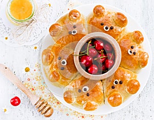 Bear buns. Ridiculously adorable pull-apart bear shaped milk bread rolls. Cute and kawaii Japanese style food art