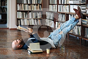 Barbado lumbar hombre relajarse a lectura un libro descansa sobre el piso 