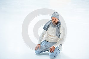 bearded man fell while skated