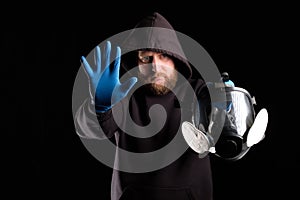 A bearded man stretched his hand forward, interfering, there is no way to stop, you must wear a gas mask respiratory