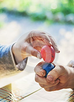 beating of easter eggs. In the hands of the eggs against each ot
