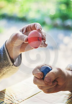 beating of easter eggs. In the hands of the eggs against each ot