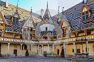 Beaune Hotel Dieu colorfu roofs