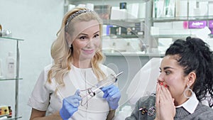 Beautician frightens patient with big syringe