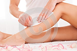 Kosmetička voskující žena noha 
