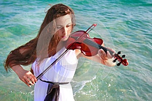 Beautifl girl playing violin