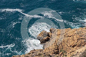 Hermoso vista aérea sobre el azul turquesa mar Mediterráneo el mar a rocas más alto más cercano faro 