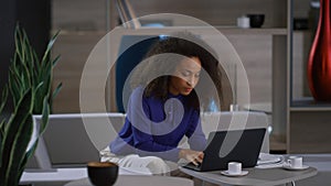 Beautiful african american businesswoman work laptop waiting colleague in cafe