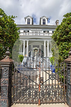 architecture and deep history of one of New Orleans oldest and most famous neighborhoods, the Garden District, Louisiana
