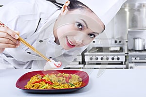 Asiático cocinero preparar fideos sobre el 