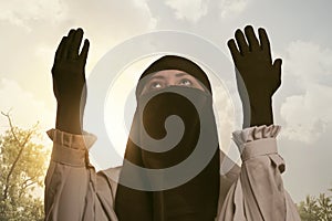 Beautiful asian muslim woman in traditional dress praying