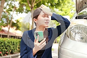 Beautiful Asian woman, broken car on the road Hold a smartphone