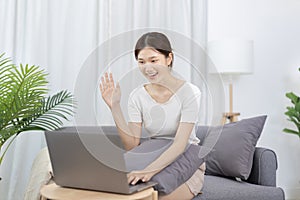 Krásný asijský žena používá přenosný počítač na komunikovat 