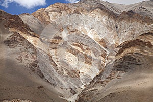 Hermoso rayas en volcánico rocas 