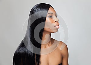 Krásný černý žena dlouho rovně vlasy 
