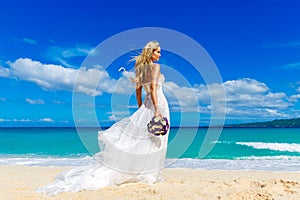 Hermoso novia en blanco boda ropa el gran largo tiempo blanco el tren a ramo de boda convertirse sobre el costa el mar 