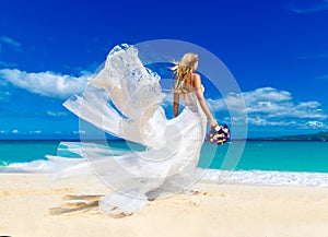 Bellissimo fidanzata bianco nozze vestiti il grande a lungo bianco il treno un da sposa diventare sul costa il mare 