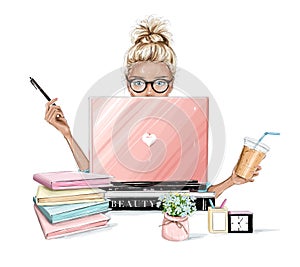 Krásný blondýnka vlasy žena pracovní na přenosný počítač počítač. pěkné děvče na stůl držení plastický káva pohár a pero 