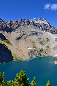 Beautiful blue Hamilton Lake high in the mountains. Rocky mountains, steep shore, pine trees.