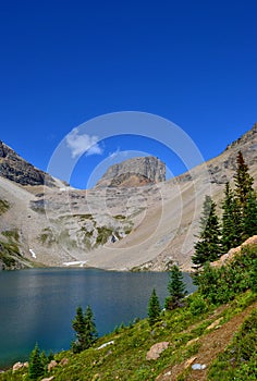 Beautiful blue Hamilton Lake high in the mountains. Rocky mountains, steep shore, pine trees.