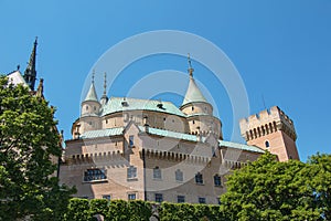 Krásný Bojnický zámek na Slovensku, střední Evropa, UNESCO. Středověká architektonická památka