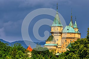 Krásný Bojnický zámek na Slovensku, střední Evropa, UNESCO. Světlo západu slunce