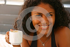 Hermoso brasileno una mujer con café 