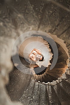 Schön Braut herrlich kleidung Gestelle auf der Treppe 