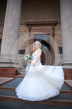 Beautiful bride outdoors. bride with bouquet of flowers outdoor . Beautiful bride posing in her wedding day