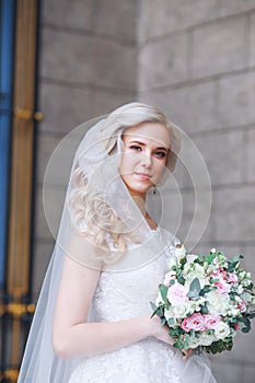 Beautiful bride outdoors. bride with bouquet of flowers outdoor . Beautiful bride posing in her wedding day