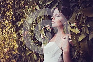 Beautiful bride posing in her wedding day